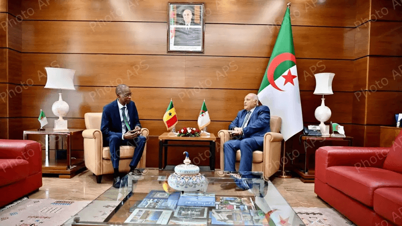 Le ministre d'Etat, ministre des Affaires étrangères, de la Communauté nationale à l'étranger et des Affaires africaines, M. Ahmed Attaf reçoit son homologue sénégalais