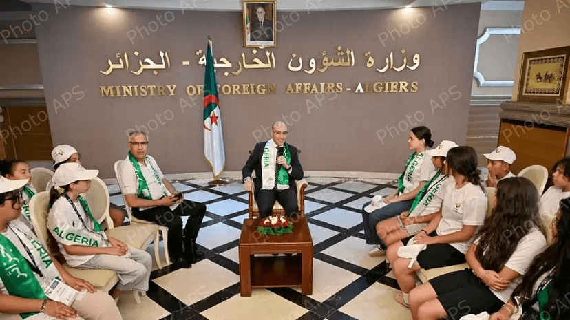 كاتب الدولة لدى وزير الشؤون الخارجية, المكلف بالجالية الوطنية بالخارج, السيد سفيان شايب يستقبل فوجا من أطفال الجالية الوطنية بالخارج المشاركين في الدورة الثانية من المخيمات الصيفية