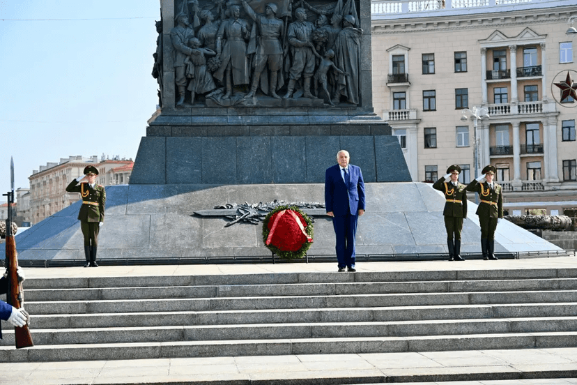 Belarus: The Senior Minister, M. Ahmed Attaf lays wreath at Minsk victory monument