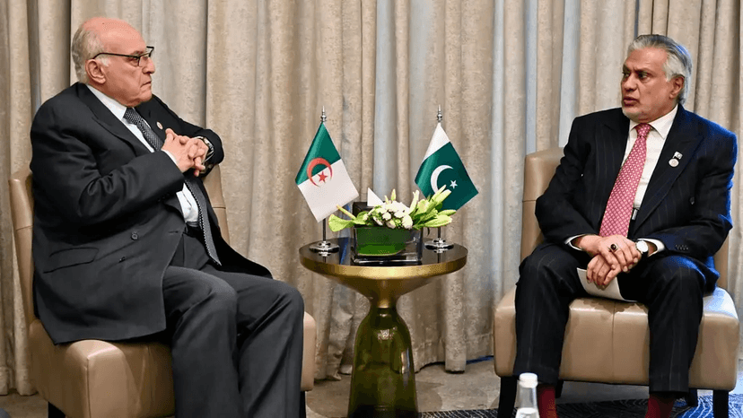 Le ministre d'Etat, ministre des Affaires étrangères, de la Communauté nationale à l'étranger et des Affaires africaines, M. Ahmed Attaf tient une rencontre bilatérale à Amman avec son homologue pakistanais